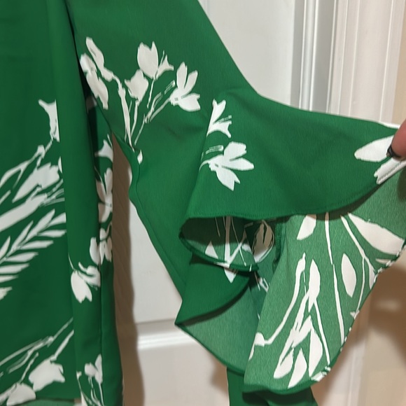 EUC Vince Camuto Green and White Flutter Sleeve Tunic Size Large - Picture 3 of 3